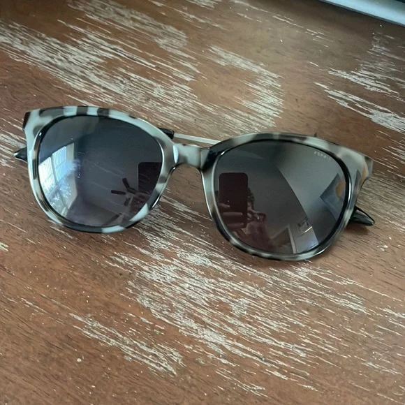 NWOT Esprit • Marbled Black & Gray Sunglasses NWOT Tory Burch Marbled Black and Gray Sunglasses main image 3
